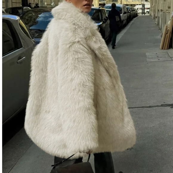 Oversized Fuzzy Women Faux Fur Coat - Picture 2 of 6